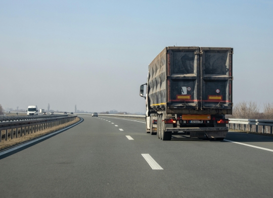 Dangers of Distracted Truck Driving in Mississippi